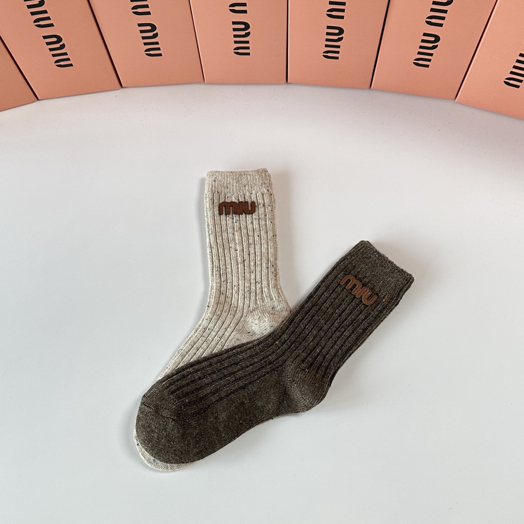 💛配专柜包装MiuMiu（缪缪）新款羊绒堆堆袜袜子！一盒两双，专柜同步款袜子，💛大牌出街，潮人必备🔥超好