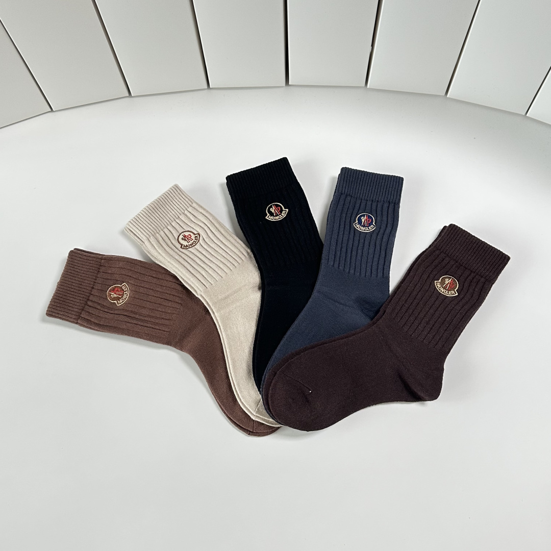 💛配专柜包装MONCLER（蒙口）最新羊绒中长筒刺绣款堆堆袜袜子！一盒五双，专柜同步筒袜袜子，💛大牌出街