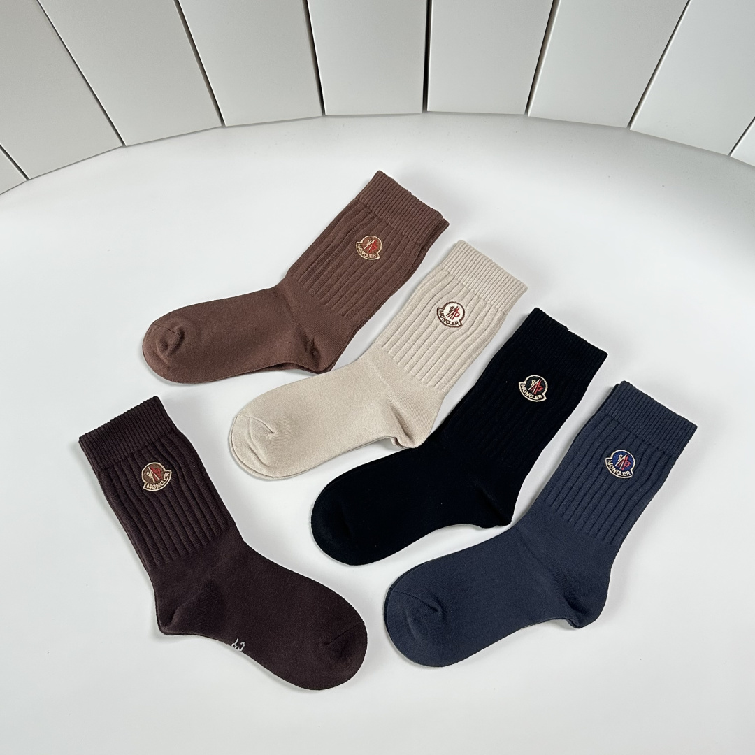 💛配专柜包装MONCLER（蒙口）最新羊绒中长筒刺绣款堆堆袜袜子！一盒五双，专柜同步筒袜袜子，💛大牌出街
