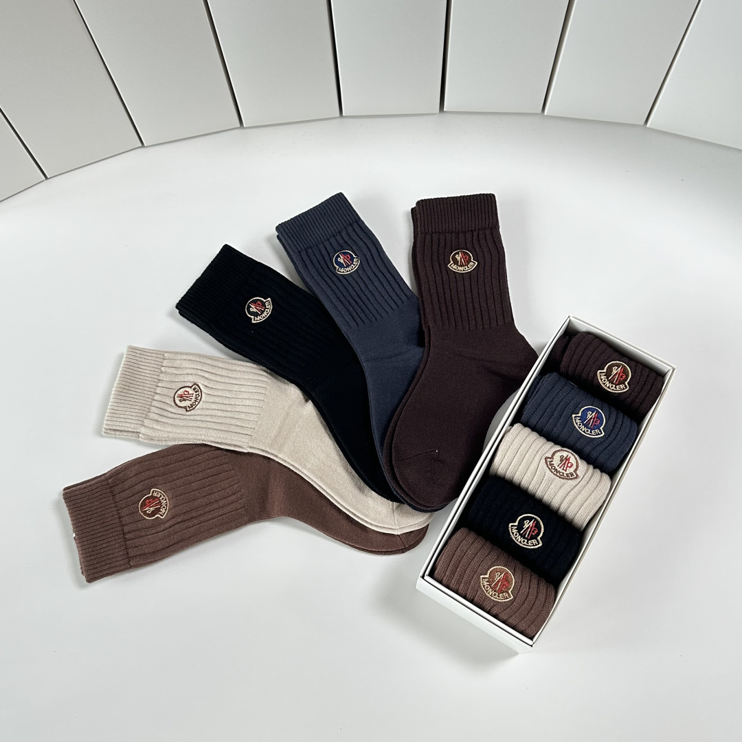 💛配专柜包装MONCLER（蒙口）最新羊绒中长筒刺绣款堆堆袜袜子！一盒五双，专柜同步筒袜袜子，💛大牌出街