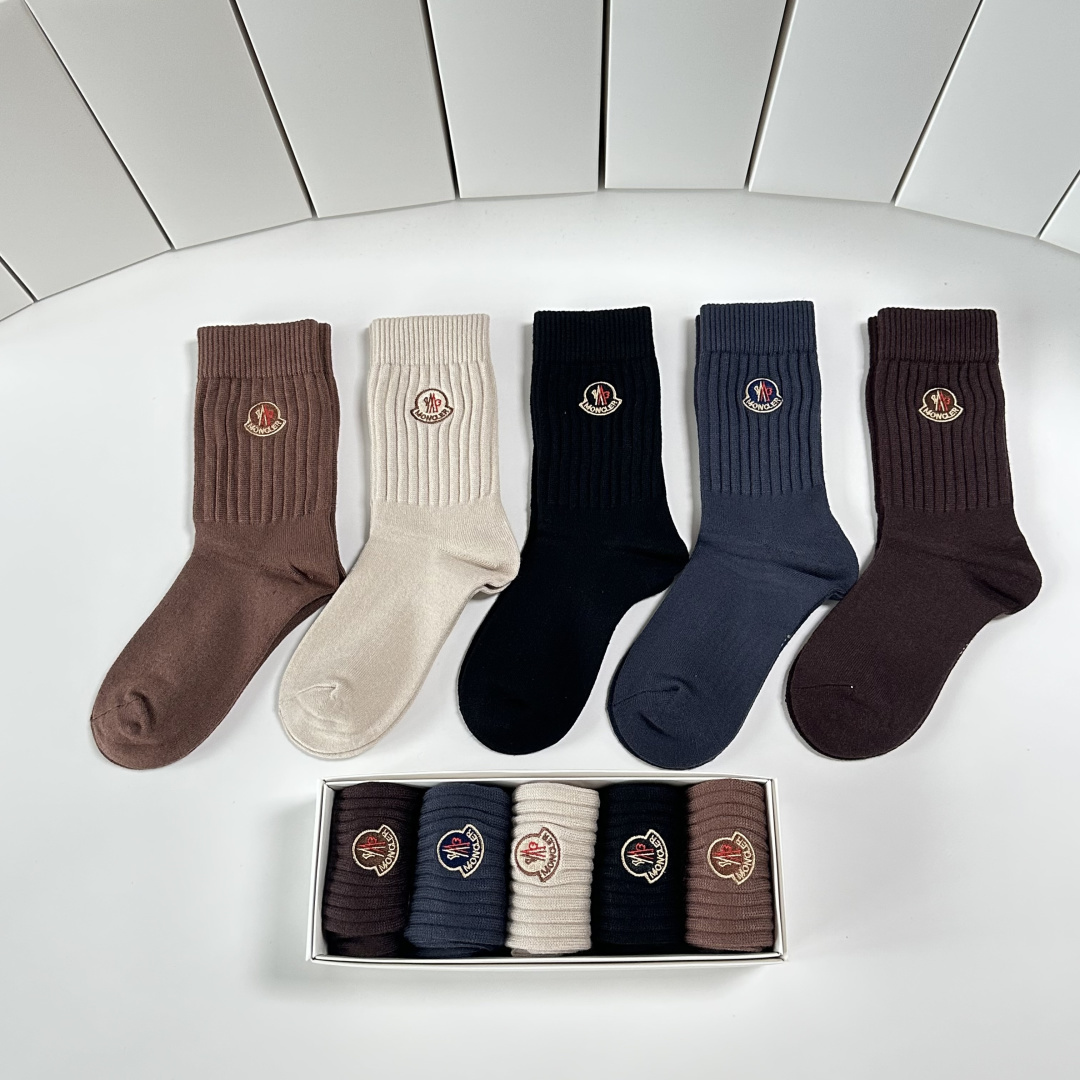 💛配专柜包装MONCLER（蒙口）最新羊绒中长筒刺绣款堆堆袜袜子！一盒五双，专柜同步筒袜袜子，💛大牌出街