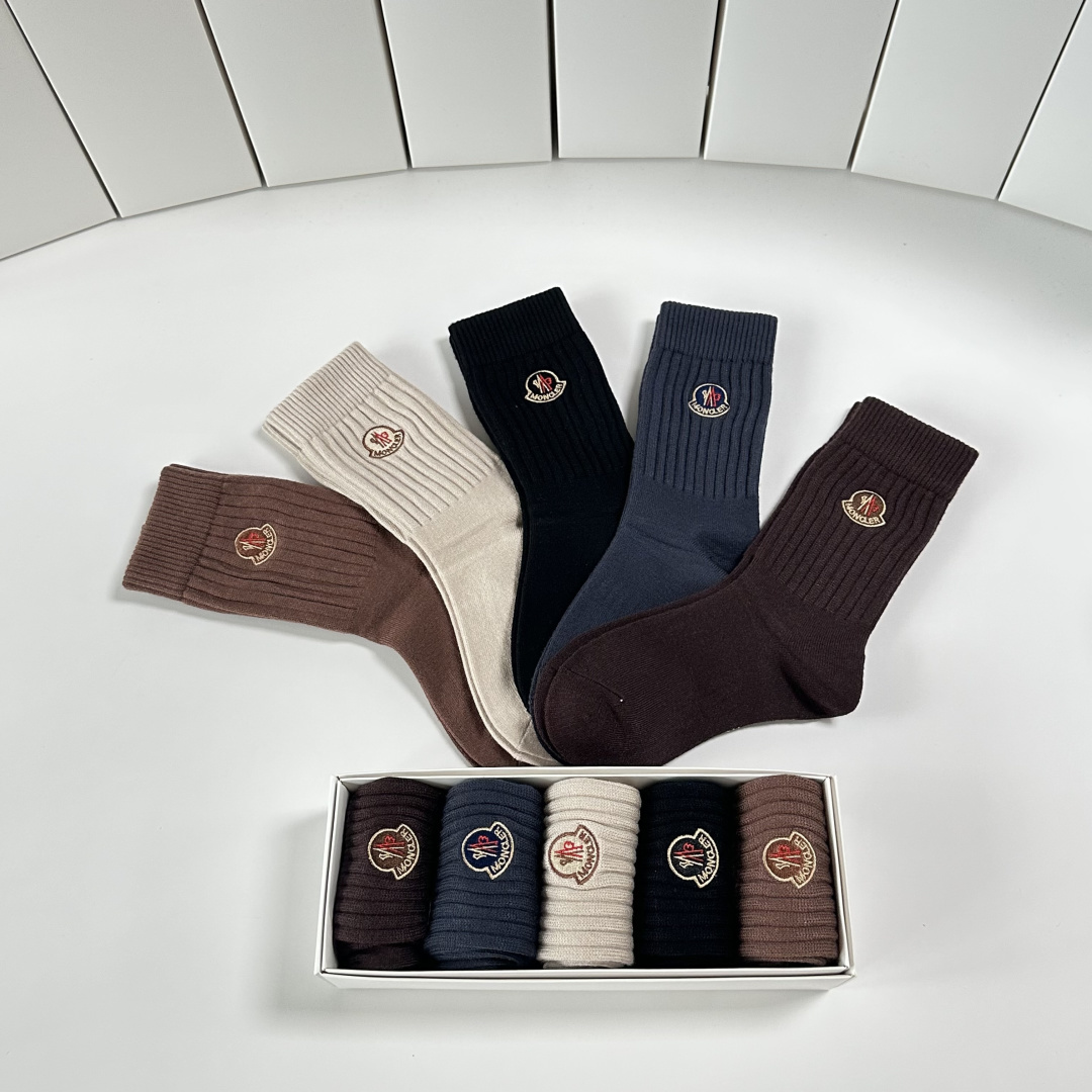 💛配专柜包装MONCLER（蒙口）最新羊绒中长筒刺绣款堆堆袜袜子！一盒五双，专柜同步筒袜袜子，💛大牌出街