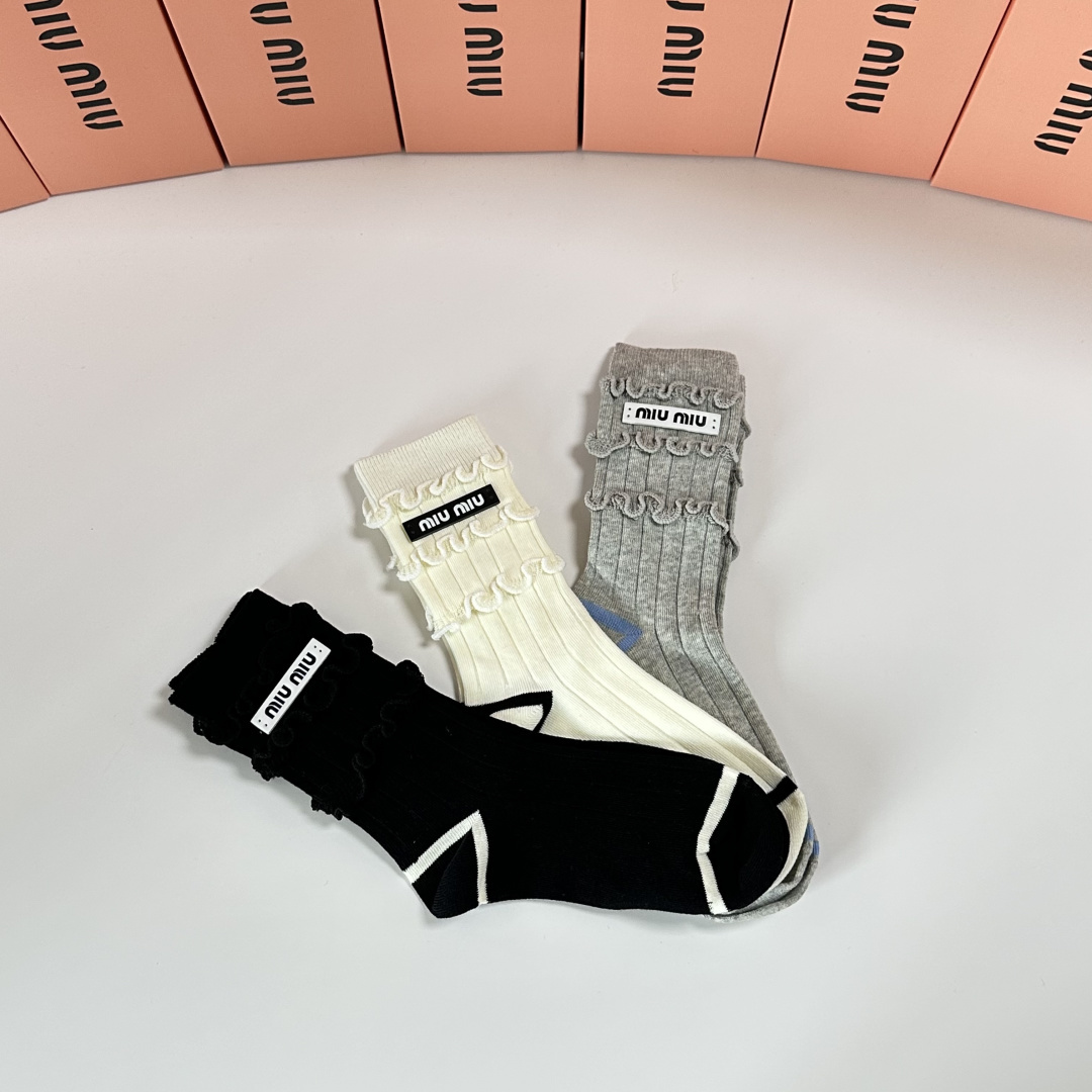 💛配包装MiuMiu（缪缪）新款经典中长款饰品袜堆堆袜袜子！一盒三双， 专柜同步筒款袜子，💛大牌出街，潮