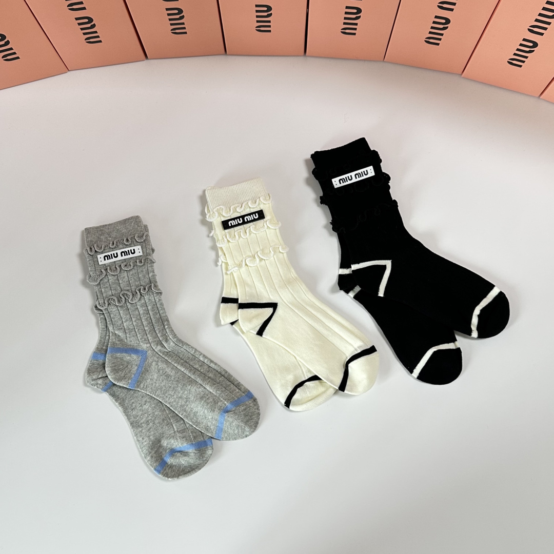 💛配包装MiuMiu（缪缪）新款经典中长款饰品袜堆堆袜袜子！一盒三双， 专柜同步筒款袜子，💛大牌出街，潮