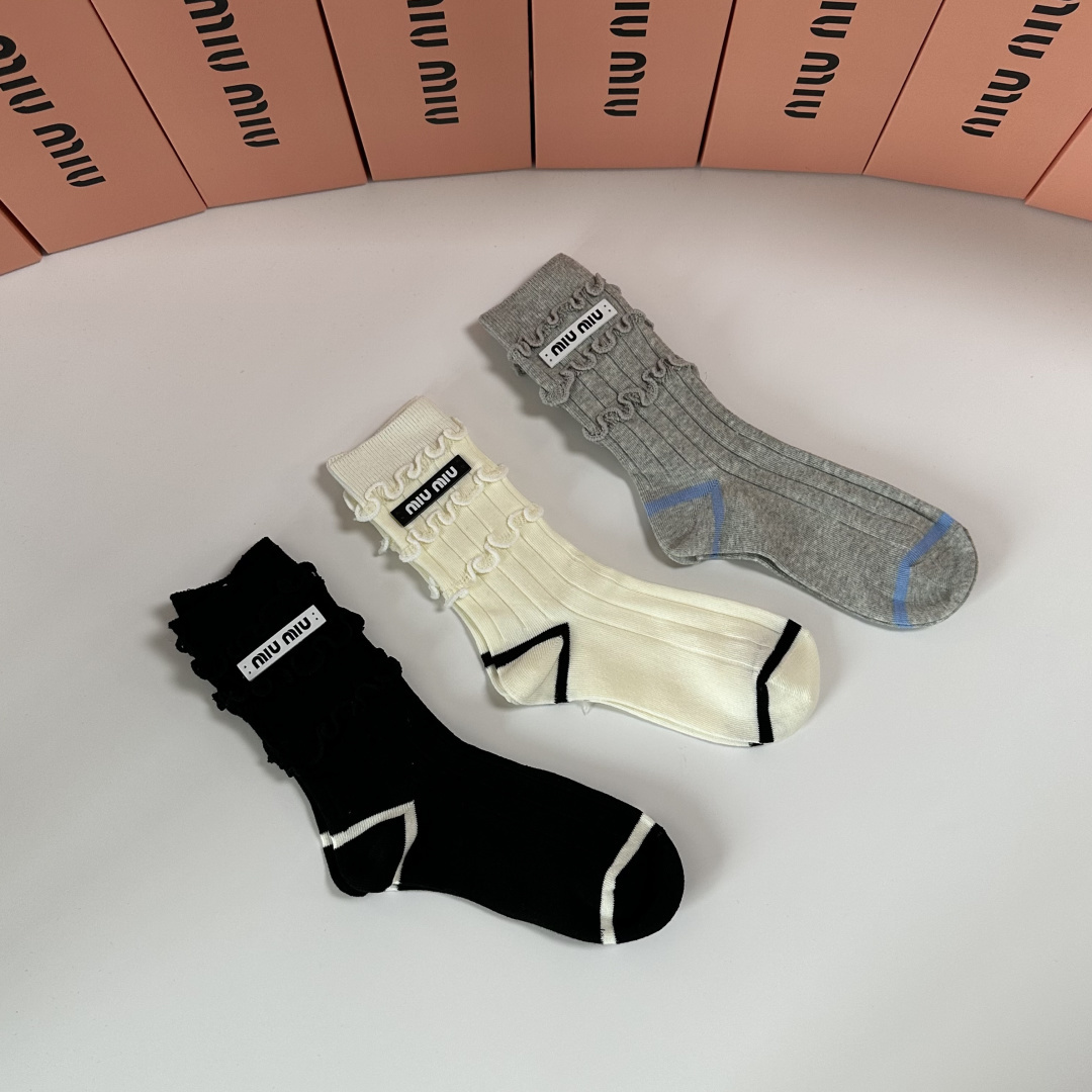 💛配包装MiuMiu（缪缪）新款经典中长款饰品袜堆堆袜袜子！一盒三双， 专柜同步筒款袜子，💛大牌出街，潮