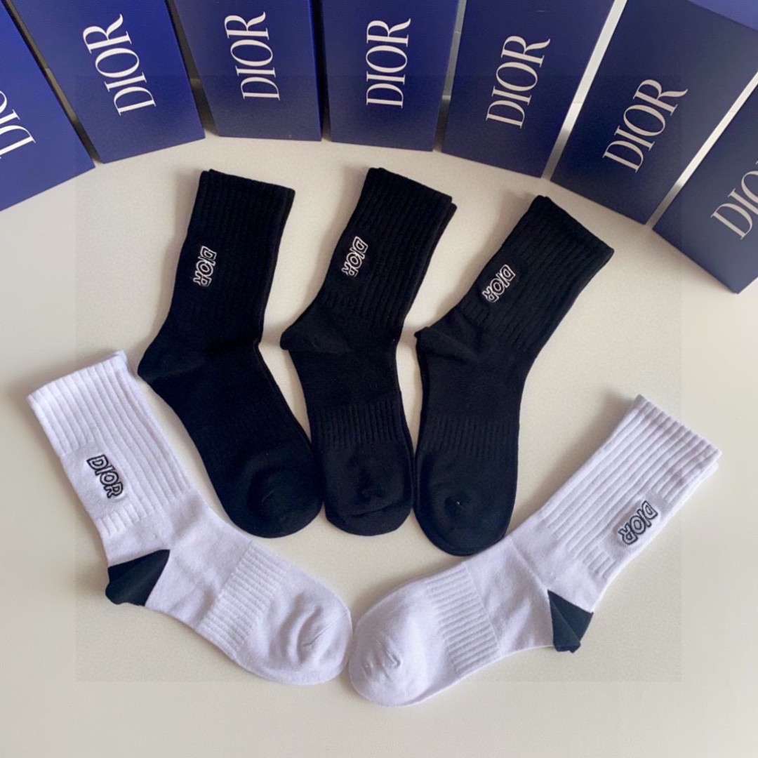 💛配专柜包装DIOR（迪奥）新款中长款刺绣堆堆袜袜子！一盒五双，专柜同步筒袜袜子，💛大牌出街，潮人必备🔥