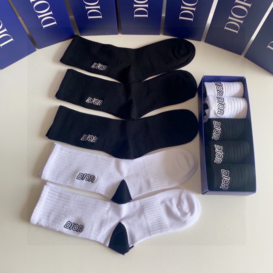 💛配专柜包装DIOR（迪奥）新款中长款刺绣堆堆袜袜子！一盒五双，专柜同步筒袜袜子，💛大牌出街，潮人必备🔥