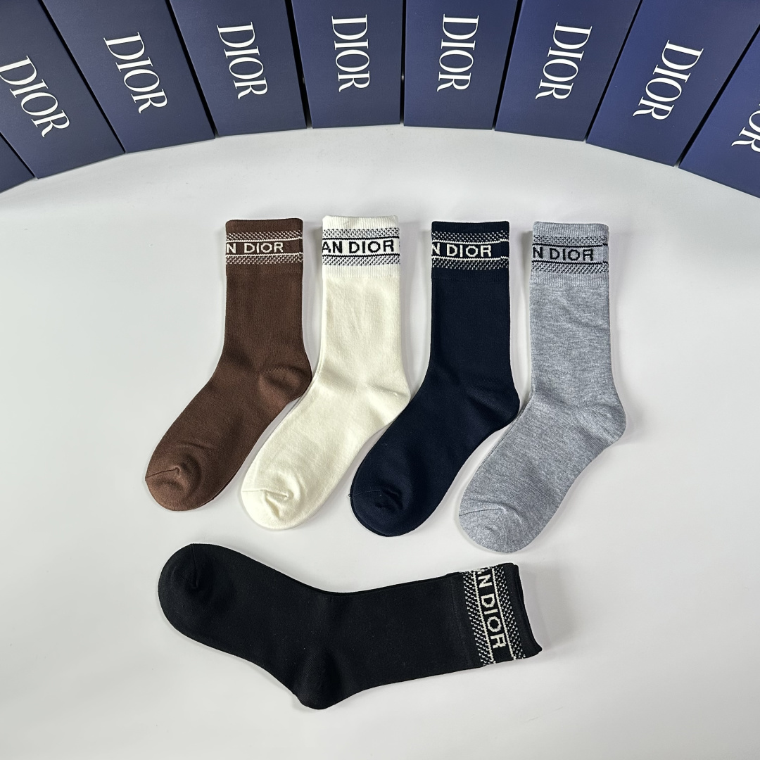 💛配专柜包装DIOR (迪奥) 新款羊绒中长款堆堆袜袜子！一盒五双，专柜同步筒袜袜子，💛大牌出街，潮人必