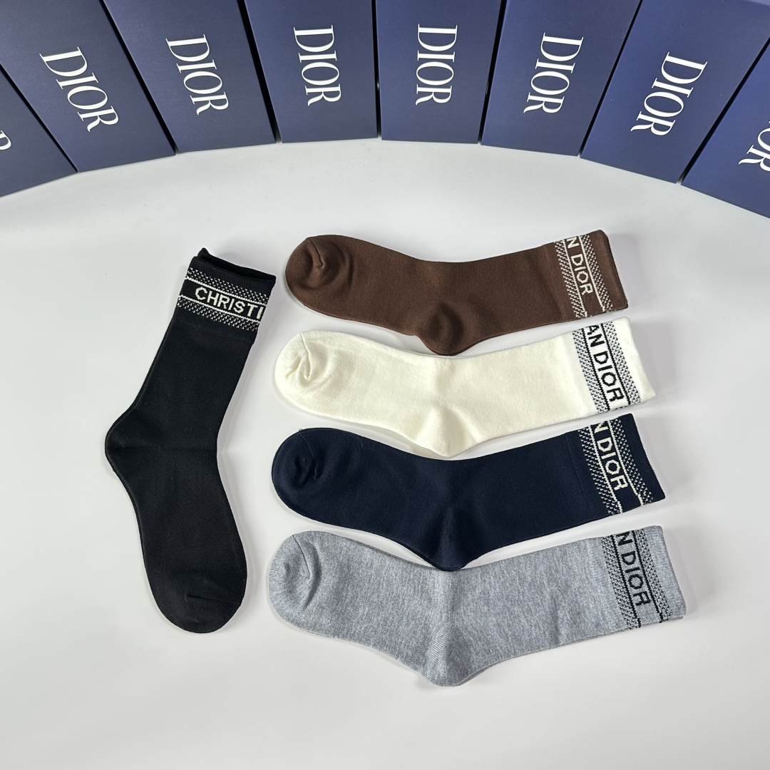 💛配专柜包装DIOR (迪奥) 新款羊绒中长款堆堆袜袜子！一盒五双，专柜同步筒袜袜子，💛大牌出街，潮人必