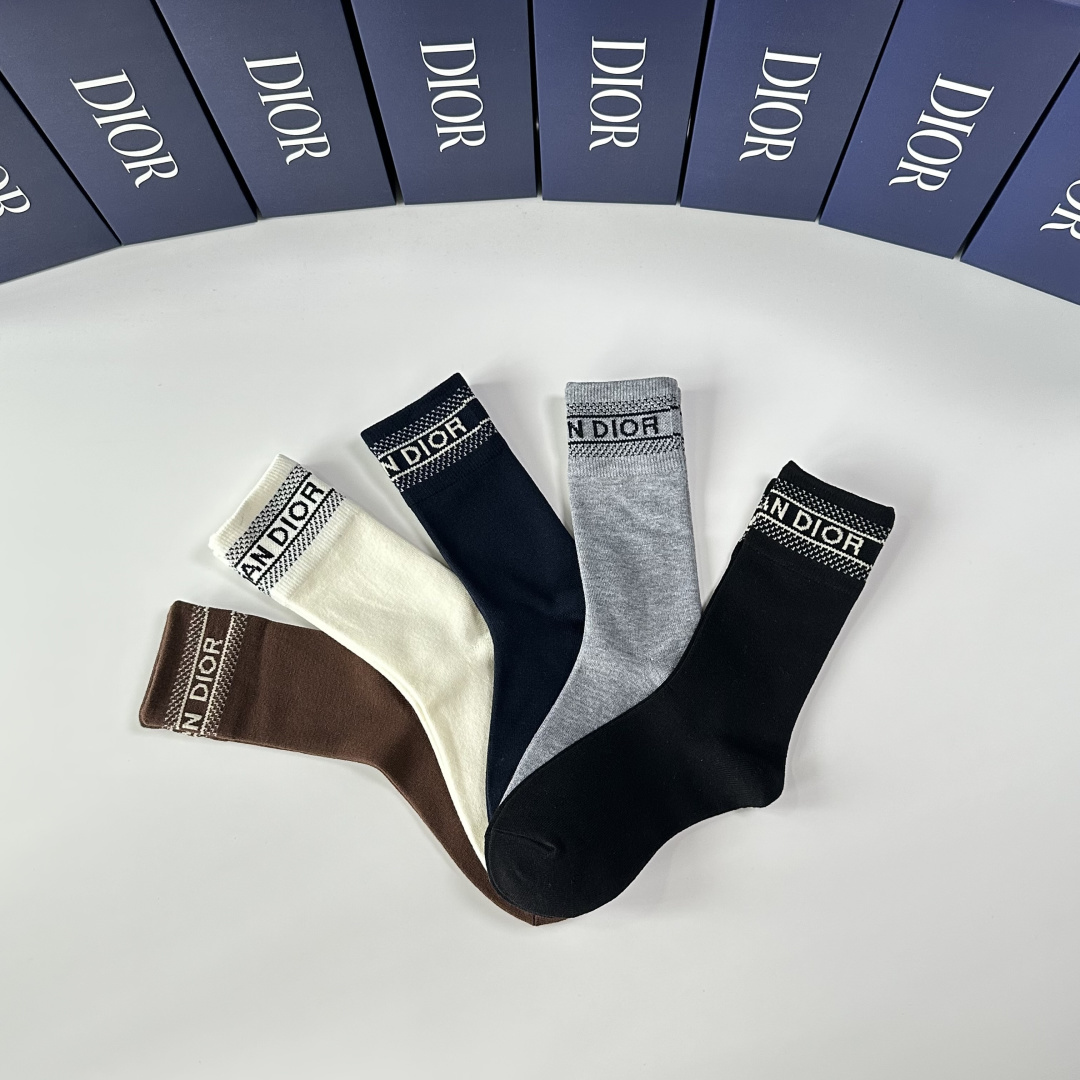 💛配专柜包装DIOR (迪奥) 新款羊绒中长款堆堆袜袜子！一盒五双，专柜同步筒袜袜子，💛大牌出街，潮人必