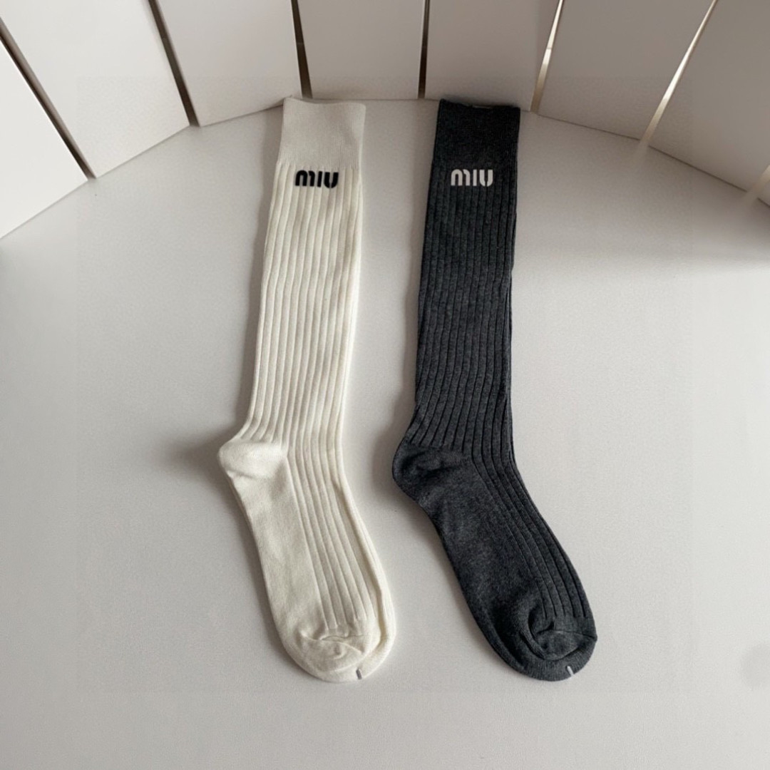 💛配包装MiuMiu（缪缪）爆款出货 新款轻奢及膝小腿袜堆堆袜袜子🧦！一盒两双（颜色任选）专柜同步筒袜袜