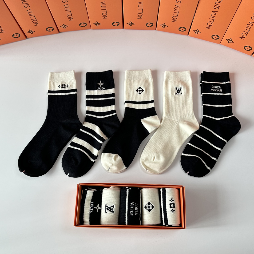 💛配包装LV（路易威登）新款羊毛刺绣中长款堆堆袜袜子！一盒五双， 专柜同步筒款袜子，💛大牌出街，潮人必备