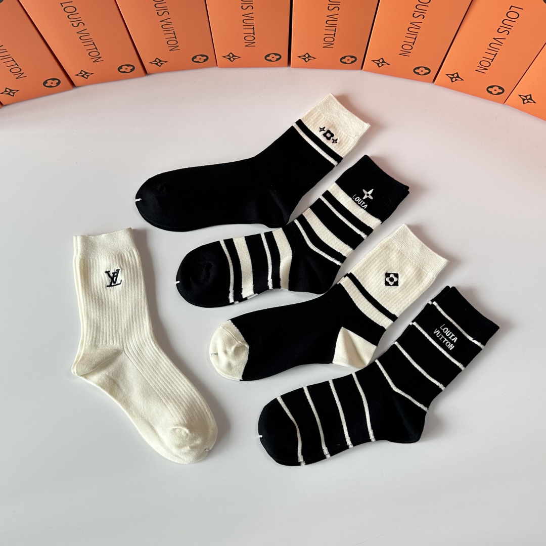 💛配包装LV（路易威登）新款羊毛刺绣中长款堆堆袜袜子！一盒五双， 专柜同步筒款袜子，💛大牌出街，潮人必备