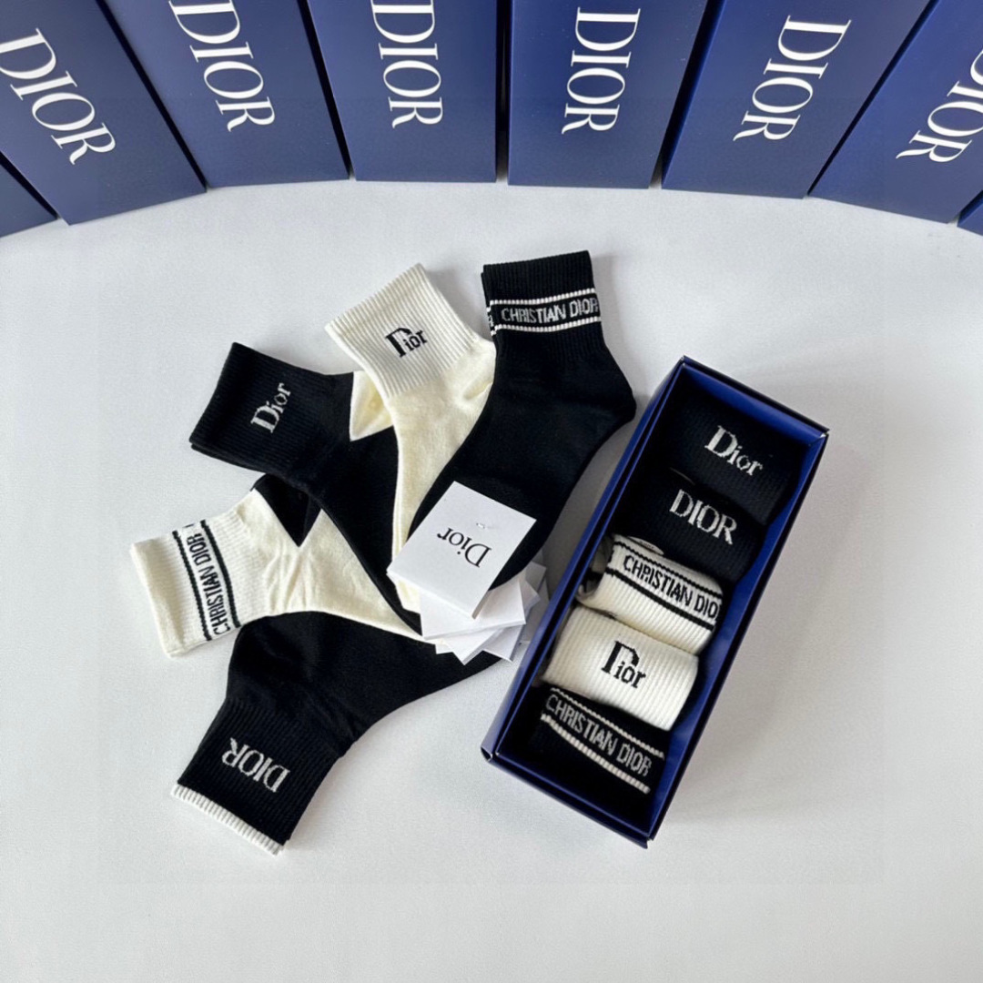 💛配专柜包装DIOR（迪奥）新款中长筒堆堆袜袜子！一盒五双，专柜同步筒袜袜子，💛大牌出街，潮人必备🔥超好