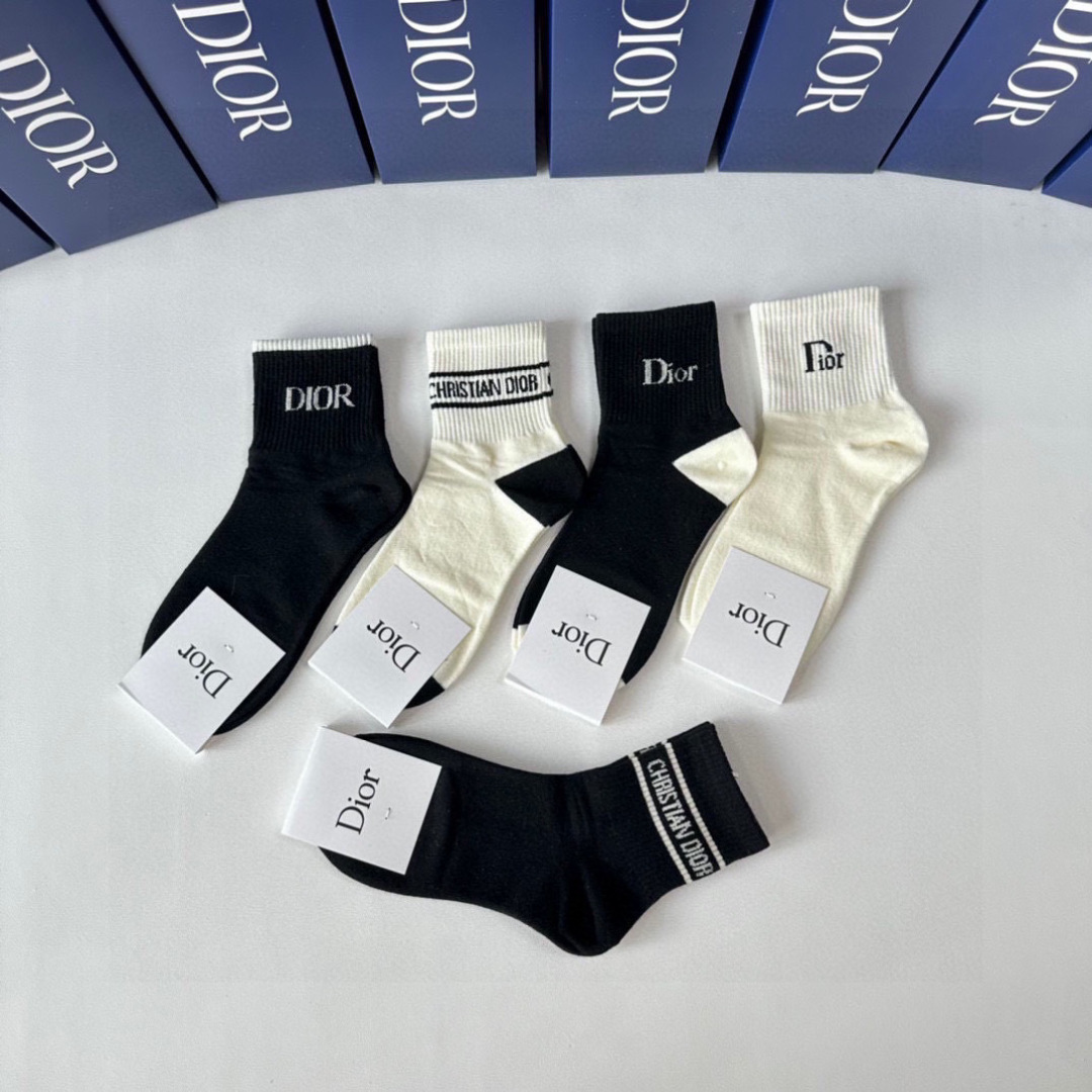 💛配专柜包装DIOR（迪奥）新款中长筒堆堆袜袜子！一盒五双，专柜同步筒袜袜子，💛大牌出街，潮人必备🔥超好