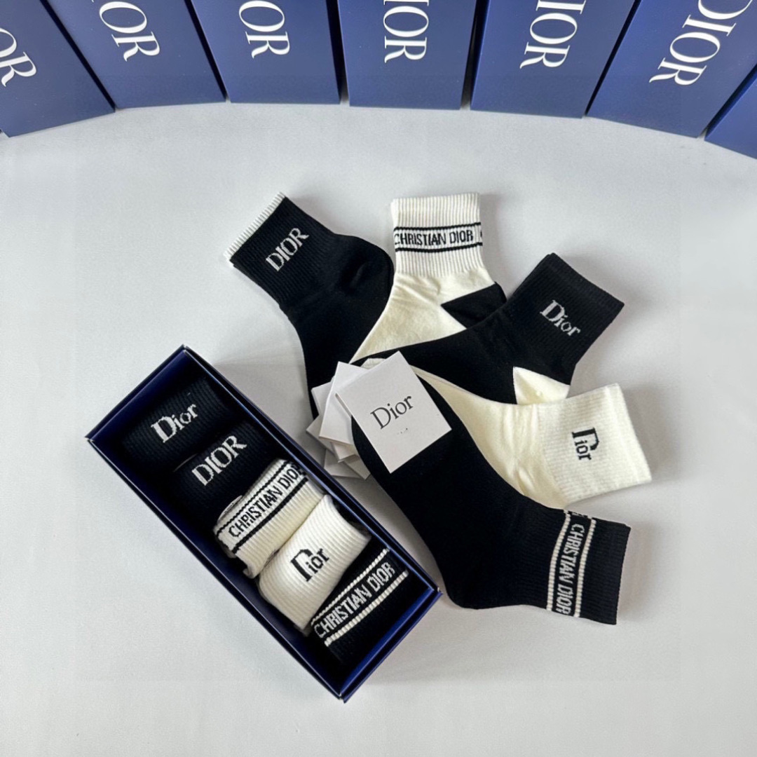 💛配专柜包装DIOR（迪奥）新款中长筒堆堆袜袜子！一盒五双，专柜同步筒袜袜子，💛大牌出街，潮人必备🔥超好