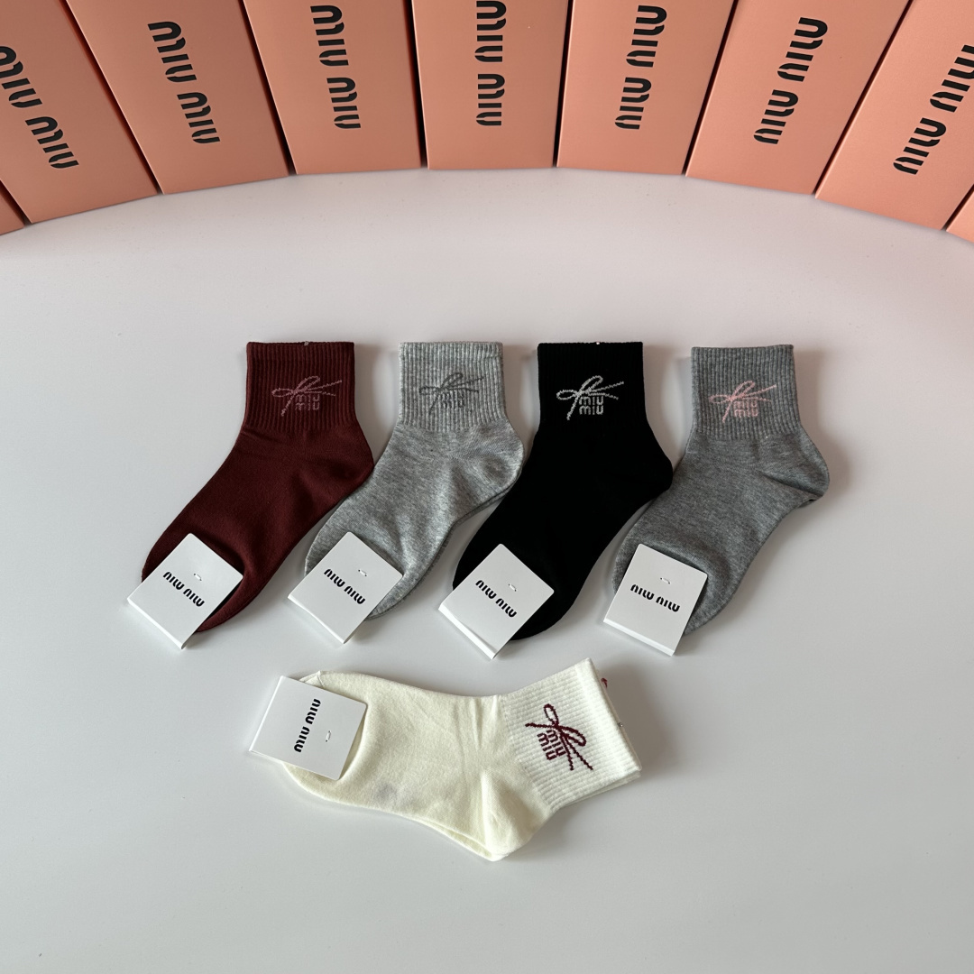 💛配专柜包装MiuMiu（缪缪）新款中长款堆堆袜袜子！一盒五双，专柜同步筒袜袜子，大牌出街，潮人必备🔥超