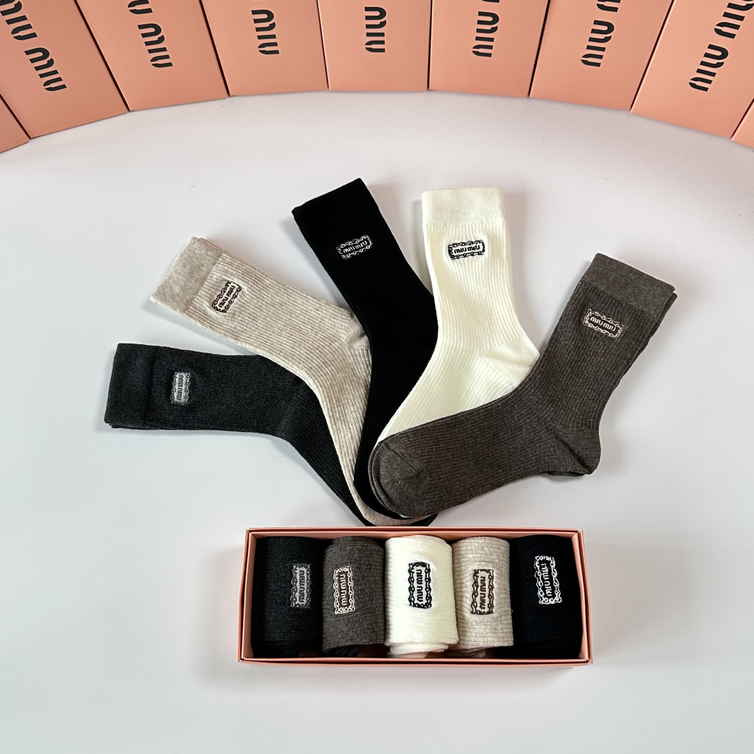 💛配专柜包装MiuMiu（缪缪）新款羊绒刺绣中长筒堆堆袜袜子！一盒五双，专柜同步筒袜袜子，💛大牌出街，潮