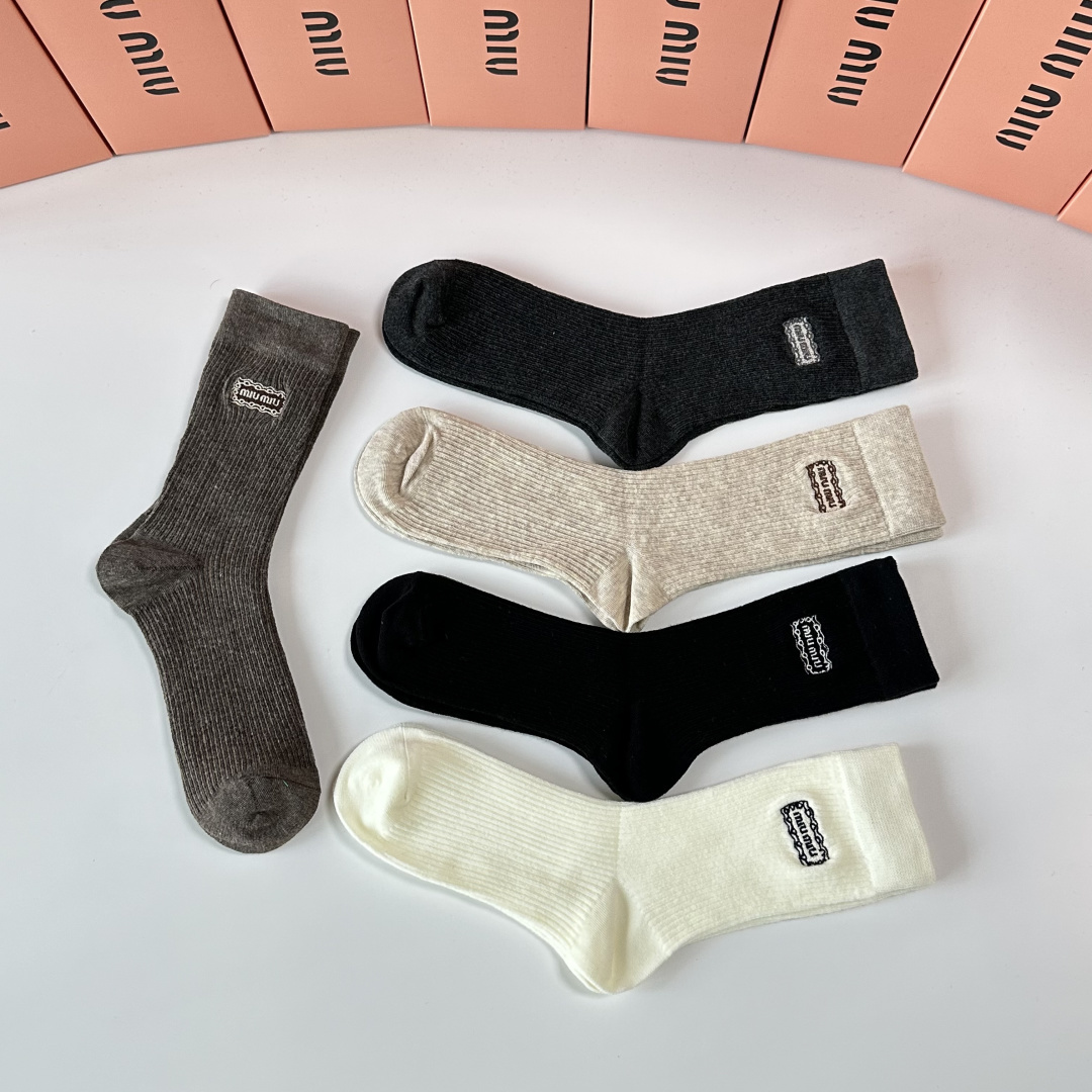 💛配专柜包装MiuMiu（缪缪）新款羊绒刺绣中长筒堆堆袜袜子！一盒五双，专柜同步筒袜袜子，💛大牌出街，潮