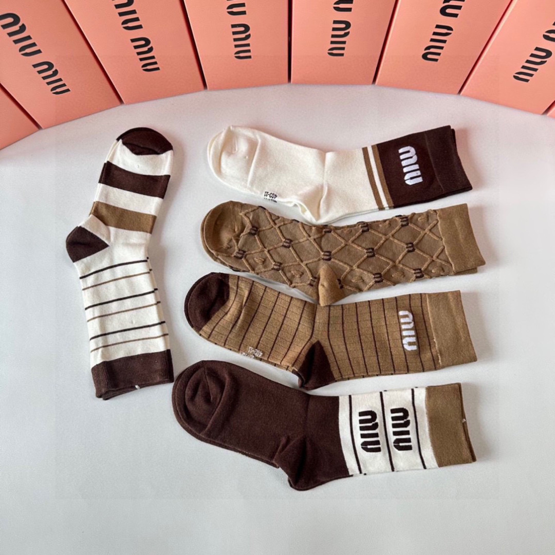💛配专柜包装MiuMiu（缪缪）新款中长筒堆堆袜袜子！一盒五双，专柜同步筒袜袜子，💛大牌出街，潮人必备🔥