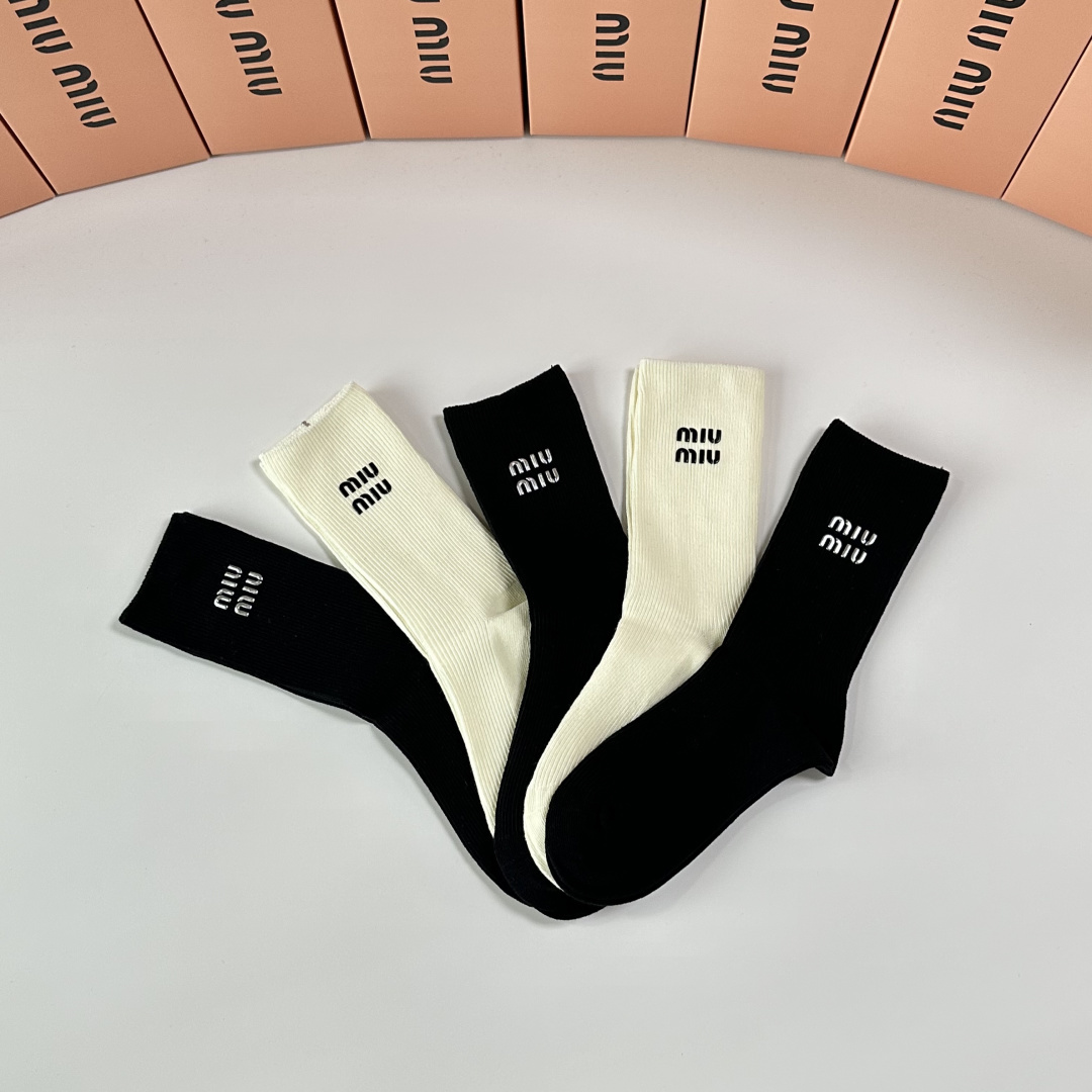 💛配专柜包装MiuMiu（缪缪）新款烫印中长款堆堆袜袜子！一盒五双，专柜同步筒袜袜子，💛大牌出街，潮人必