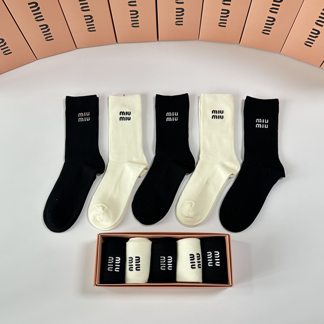💛配专柜包装MiuMiu（缪缪）新款烫印中长款堆堆袜袜子！一盒五双，专柜同步筒袜袜子，💛大牌出街，潮人必
