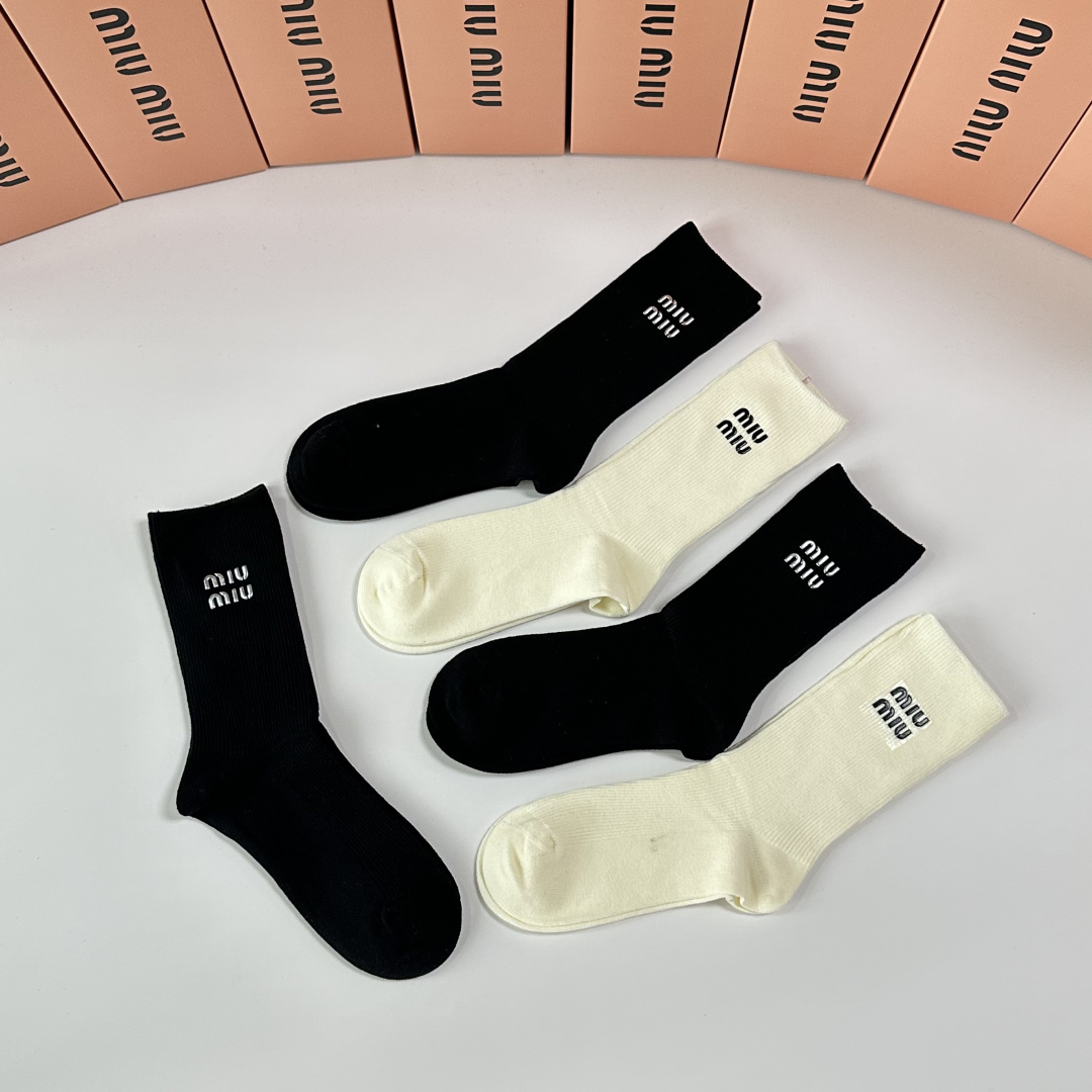 💛配专柜包装MiuMiu（缪缪）新款烫印中长款堆堆袜袜子！一盒五双，专柜同步筒袜袜子，💛大牌出街，潮人必