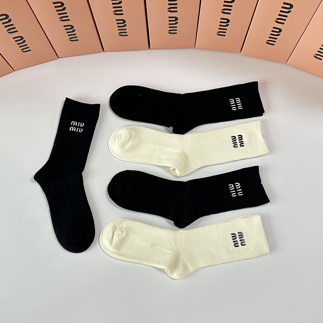 💛配专柜包装MiuMiu（缪缪）新款烫印中长款堆堆袜袜子！一盒五双，专柜同步筒袜袜子，💛大牌出街，潮人必