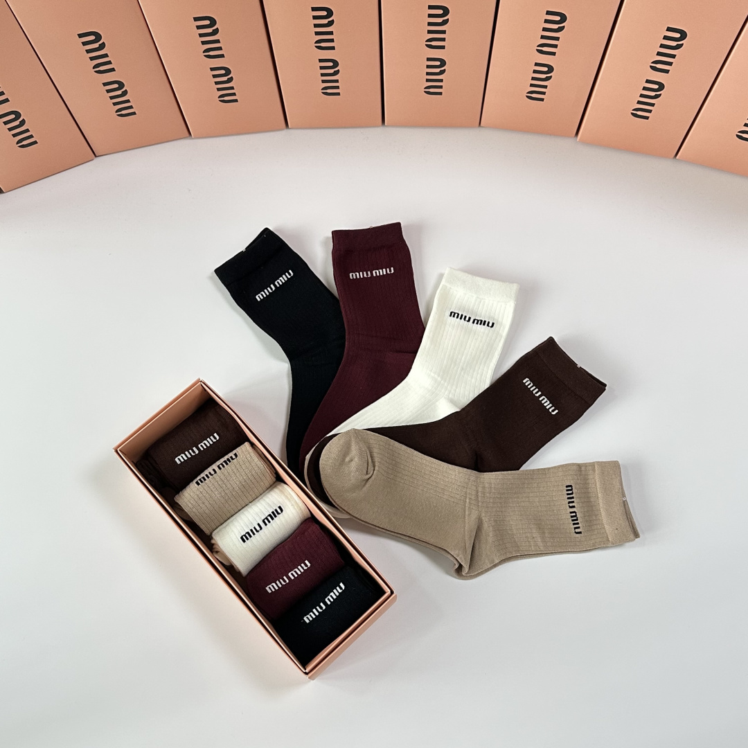 💛配专柜包装MiuMiu（缪缪）新款中长款堆堆袜袜子！一盒五双，专柜同步筒袜袜子，💛大牌出街，潮人必备🔥