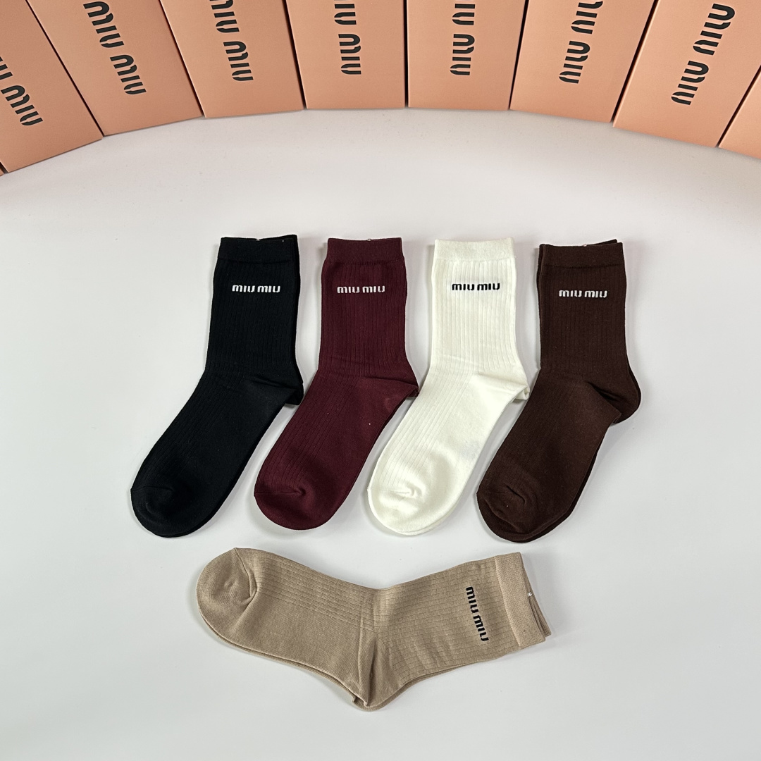 💛配专柜包装MiuMiu（缪缪）新款中长款堆堆袜袜子！一盒五双，专柜同步筒袜袜子，💛大牌出街，潮人必备🔥