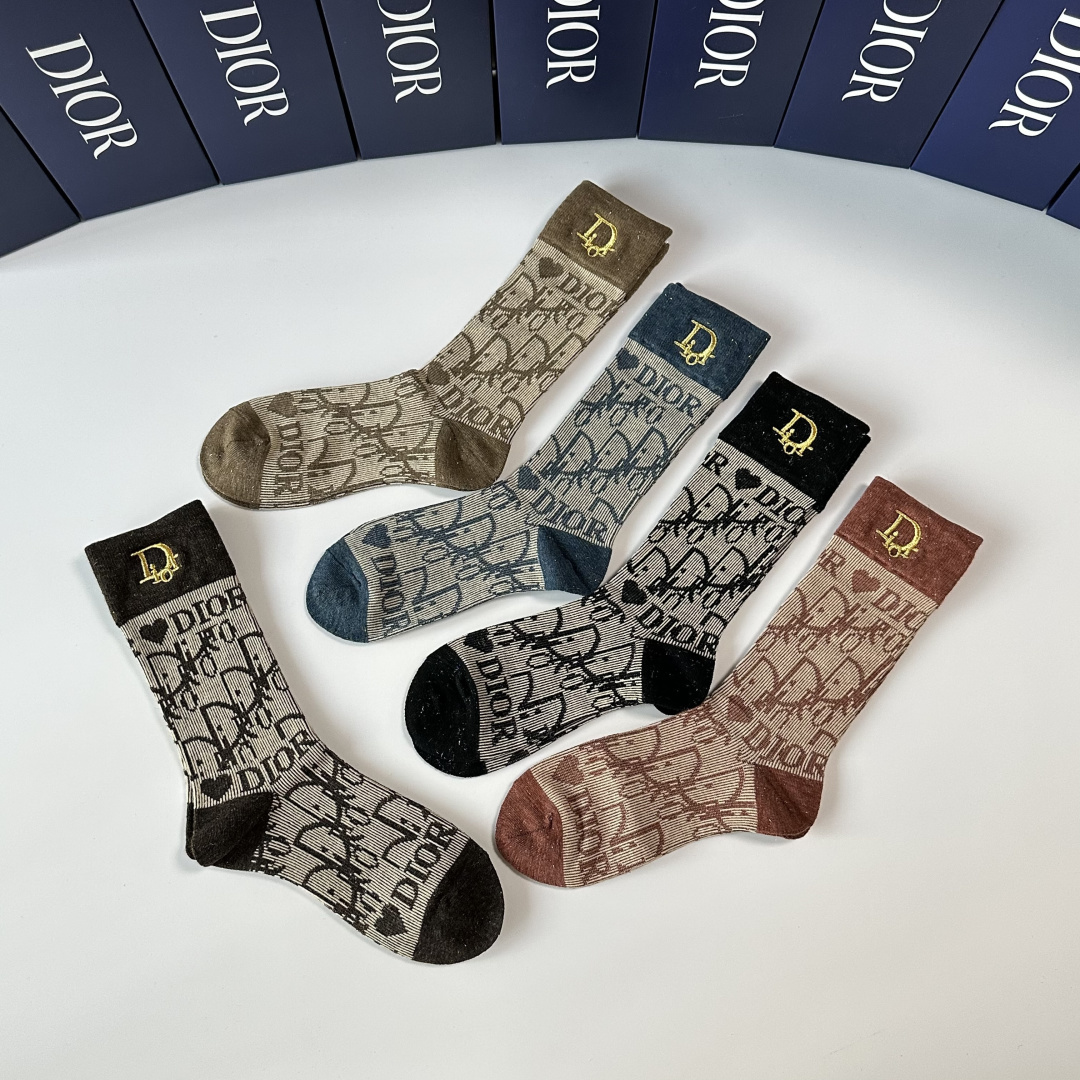 💛配专柜包装DIOR（迪奥）新款刺绣中长款堆堆袜袜子！一盒五双，专柜同步筒袜袜子，💛大牌出街，潮人必备🔥