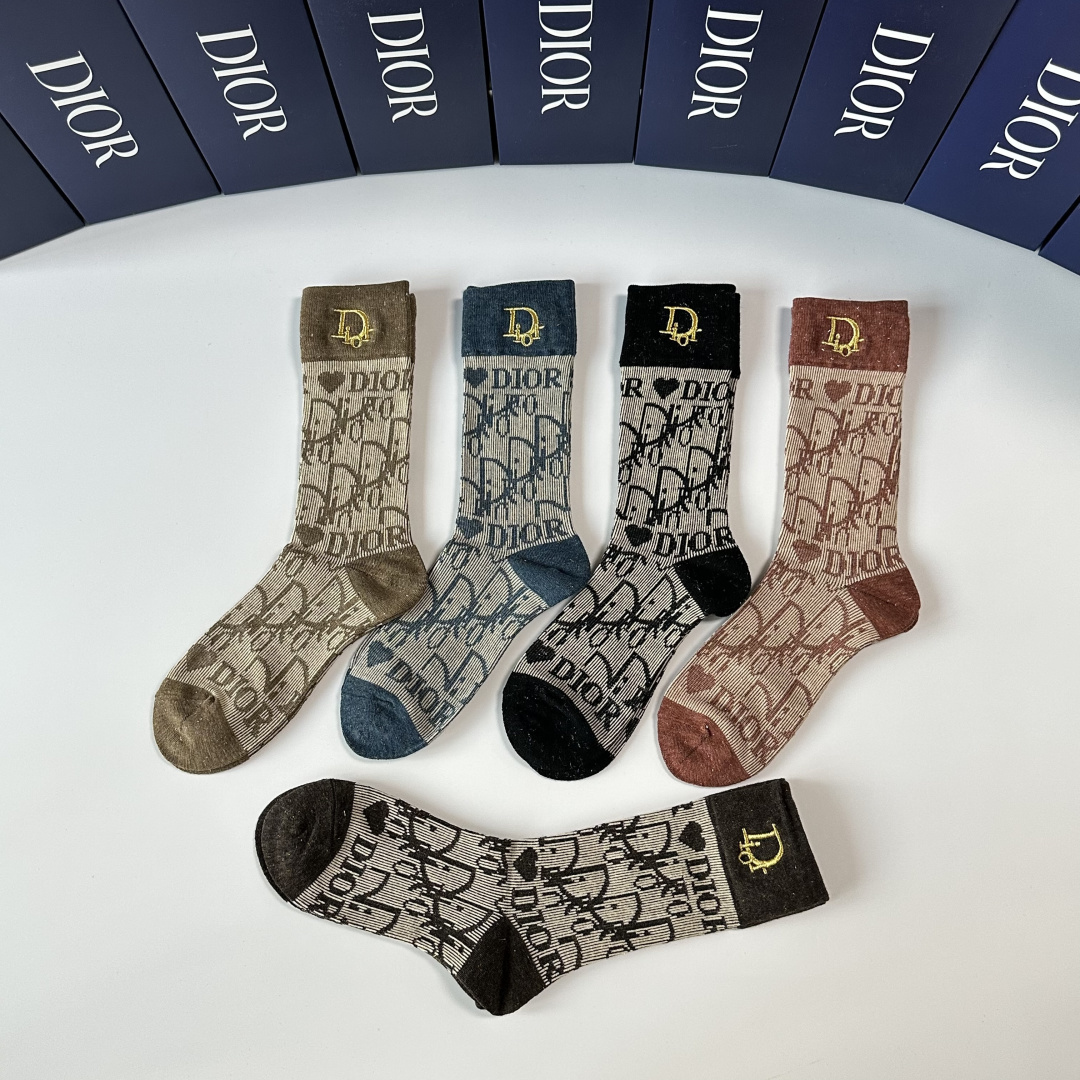 💛配专柜包装DIOR（迪奥）新款刺绣中长款堆堆袜袜子！一盒五双，专柜同步筒袜袜子，💛大牌出街，潮人必备🔥