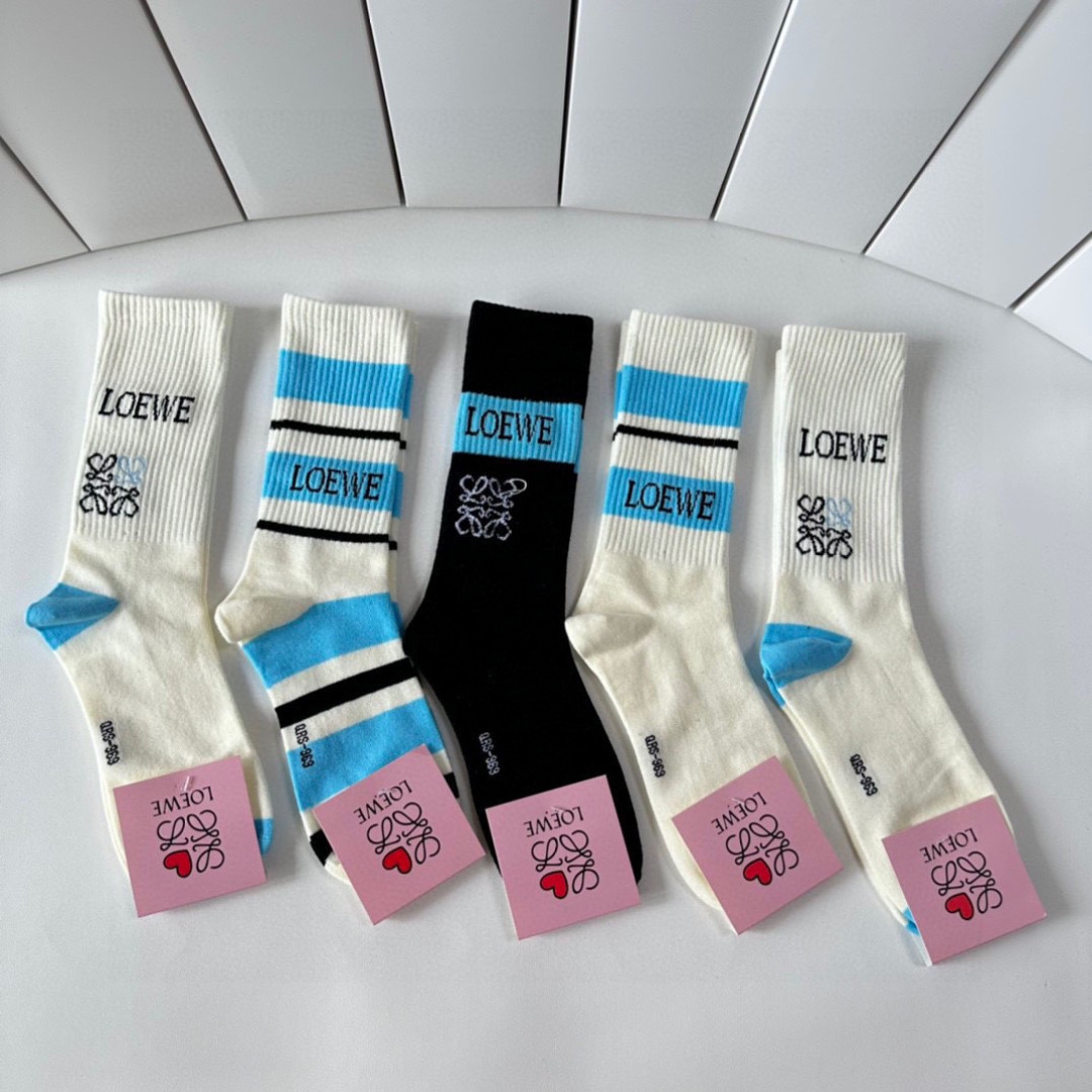 NO:640532,Special packaging LOEWE's new classic mid-length pile socks!  Five pairs in a box, counter-synchronized tube socks, big brands out on the street, a must-have for fashionistas, super easy to match. Socks, stockings, socks, loewe, loewe, socks19860909特 配包装 LOEWE（罗意威）新款经典中长款堆堆袜袜子！一盒五双, 专柜同步筒款袜子,大牌出街,潮人必备超好搭.袜子,丝袜,袜子,loewe,loewe,socks,accessory