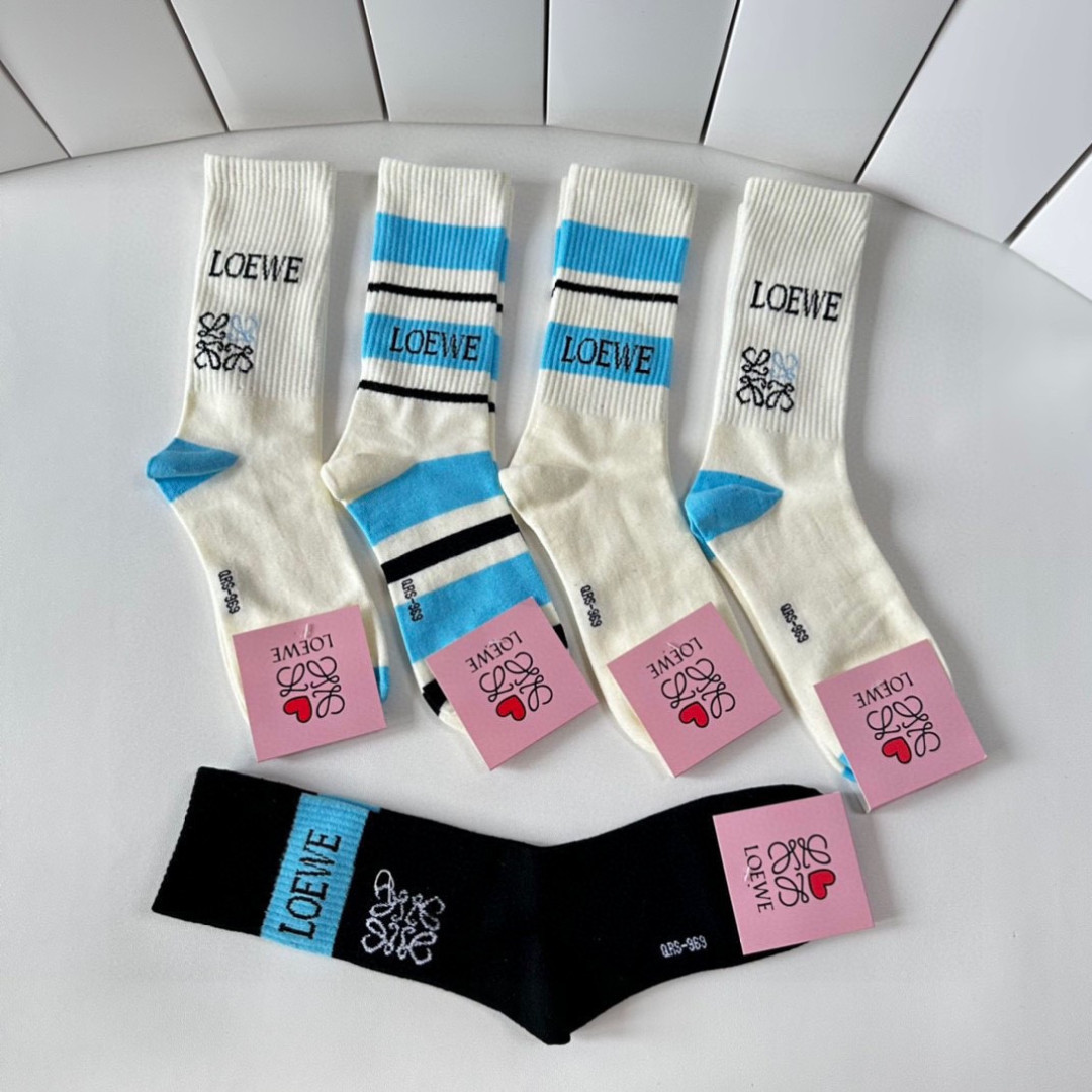 💛配包装LOEWE（罗意威）新款经典中长款堆堆袜袜子！一盒五双， 专柜同步筒款袜子，💛大牌出街，潮人必备