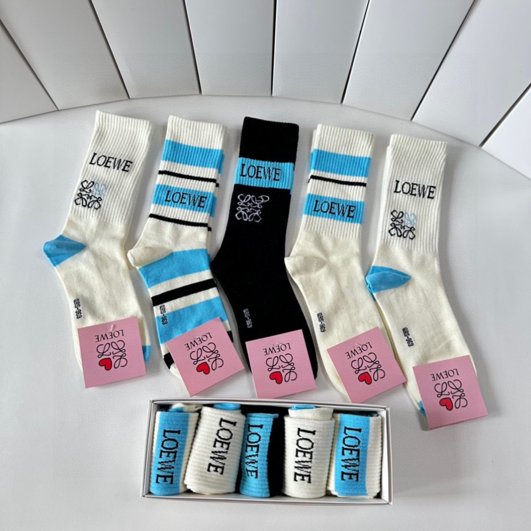💛配包装LOEWE（罗意威）新款经典中长款堆堆袜袜子！一盒五双， 专柜同步筒款袜子，💛大牌出街，潮人必备
