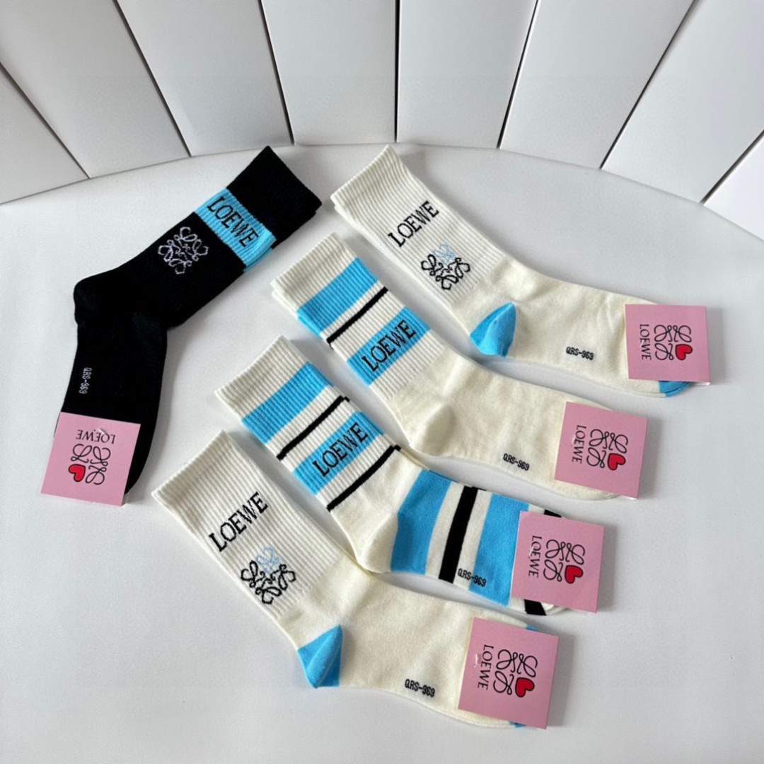 💛配包装LOEWE（罗意威）新款经典中长款堆堆袜袜子！一盒五双， 专柜同步筒款袜子，💛大牌出街，潮人必备