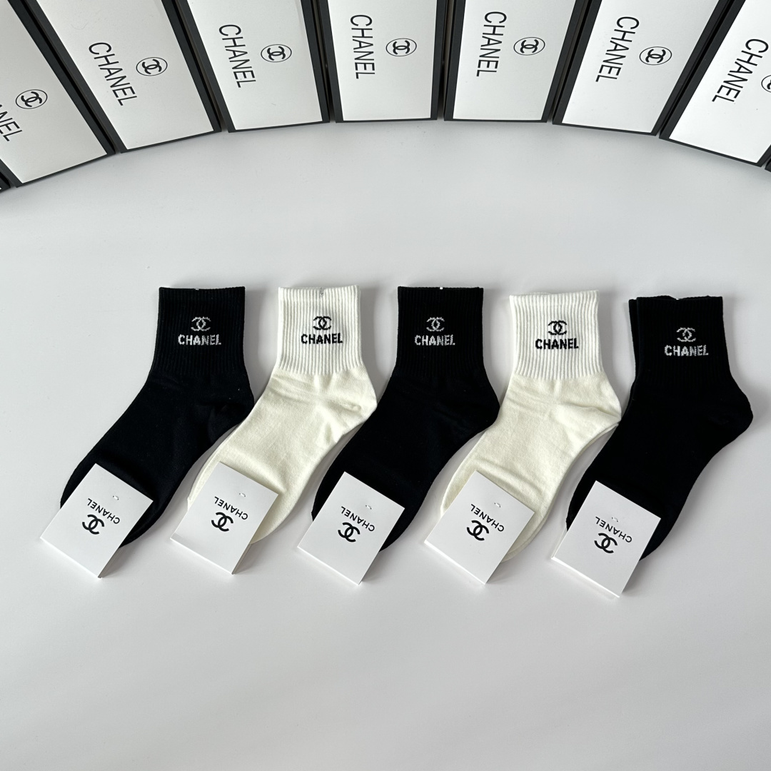 💛配专柜包装Chanel（香奈儿）新款中长款堆堆袜袜子！一盒五双，专柜同步筒袜袜子，💛大牌出街，潮人必备