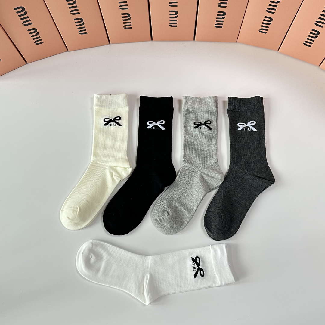 💛配专柜包装MiuMiu（缪缪）新款中长款堆堆袜袜子！一盒五双，专柜同步筒袜袜子，💛大牌出街，潮人必备🔥