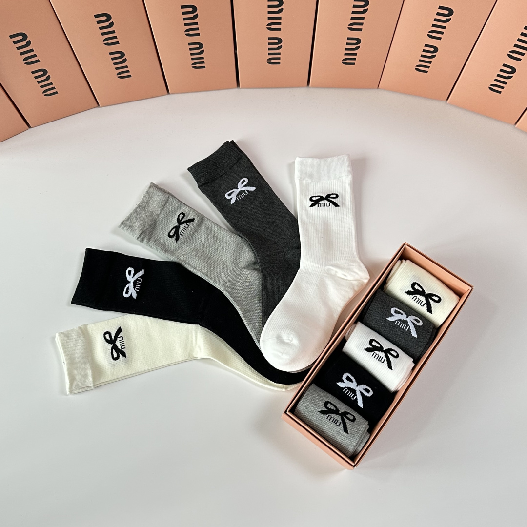 💛配专柜包装MiuMiu（缪缪）新款中长款堆堆袜袜子！一盒五双，专柜同步筒袜袜子，💛大牌出街，潮人必备🔥