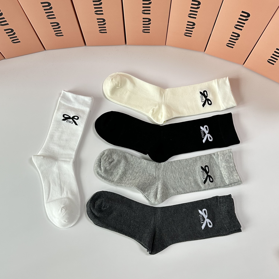 💛配专柜包装MiuMiu（缪缪）新款中长款堆堆袜袜子！一盒五双，专柜同步筒袜袜子，💛大牌出街，潮人必备🔥