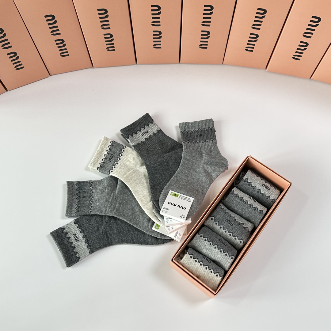💛配专柜包装MiuMiu（缪缪）新款中长款堆堆袜袜子！一盒五双，专柜同步筒袜袜子，💛大牌出街，潮人必备🔥