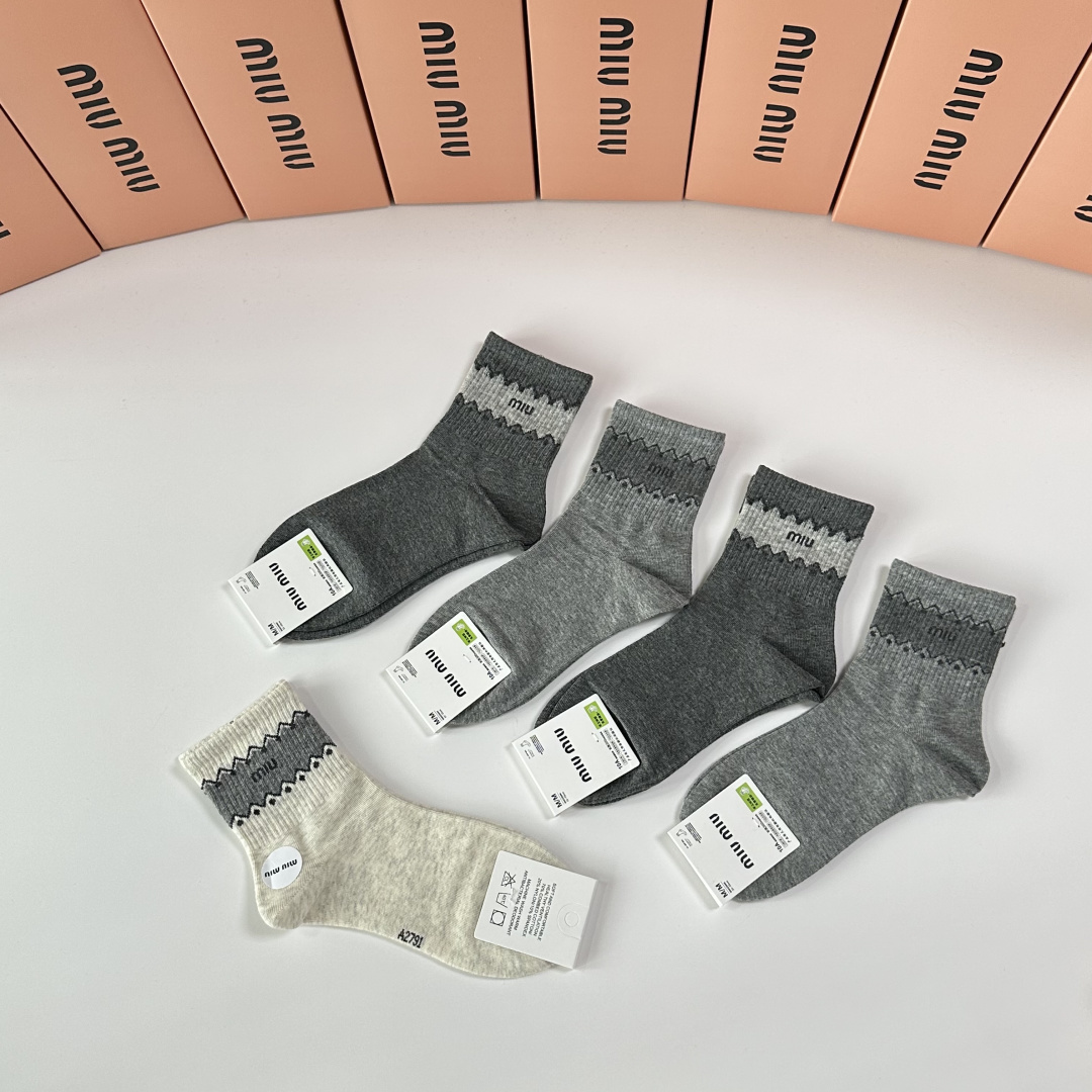 💛配专柜包装MiuMiu（缪缪）新款中长款堆堆袜袜子！一盒五双，专柜同步筒袜袜子，💛大牌出街，潮人必备🔥