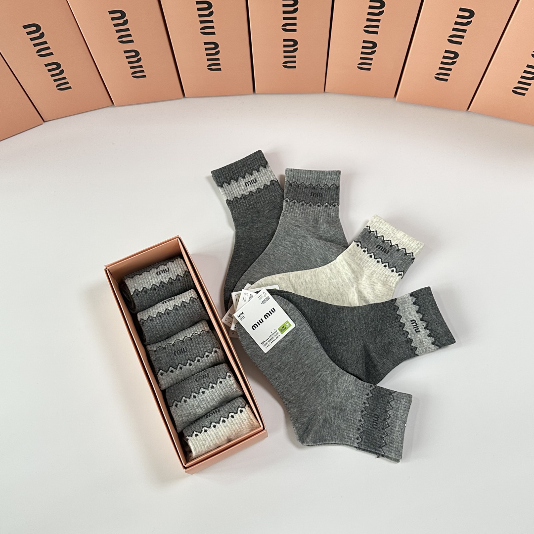💛配专柜包装MiuMiu（缪缪）新款中长款堆堆袜袜子！一盒五双，专柜同步筒袜袜子，💛大牌出街，潮人必备🔥