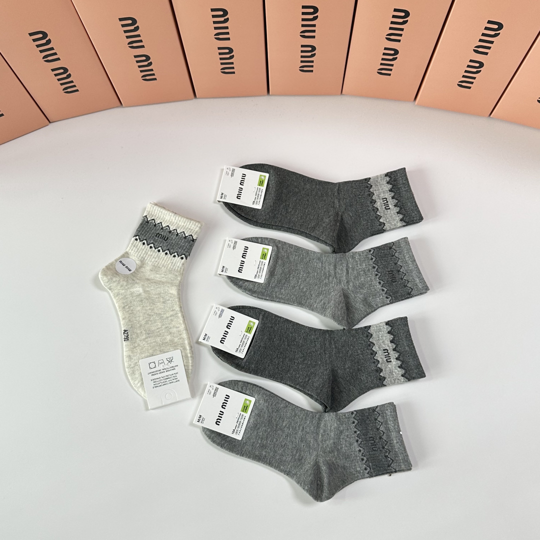 💛配专柜包装MiuMiu（缪缪）新款中长款堆堆袜袜子！一盒五双，专柜同步筒袜袜子，💛大牌出街，潮人必备🔥