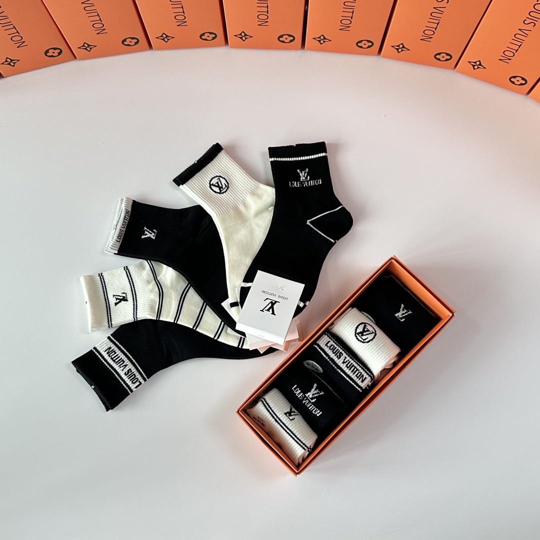 💛配专柜包装LV（路易威登）新款中长款堆堆袜袜子！一盒五双，专柜同步筒袜袜子，💛大牌出街，潮人必备🔥超好