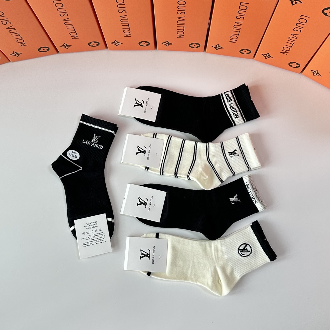 💛配专柜包装LV（路易威登）新款中长款堆堆袜袜子！一盒五双，专柜同步筒袜袜子，💛大牌出街，潮人必备🔥超好