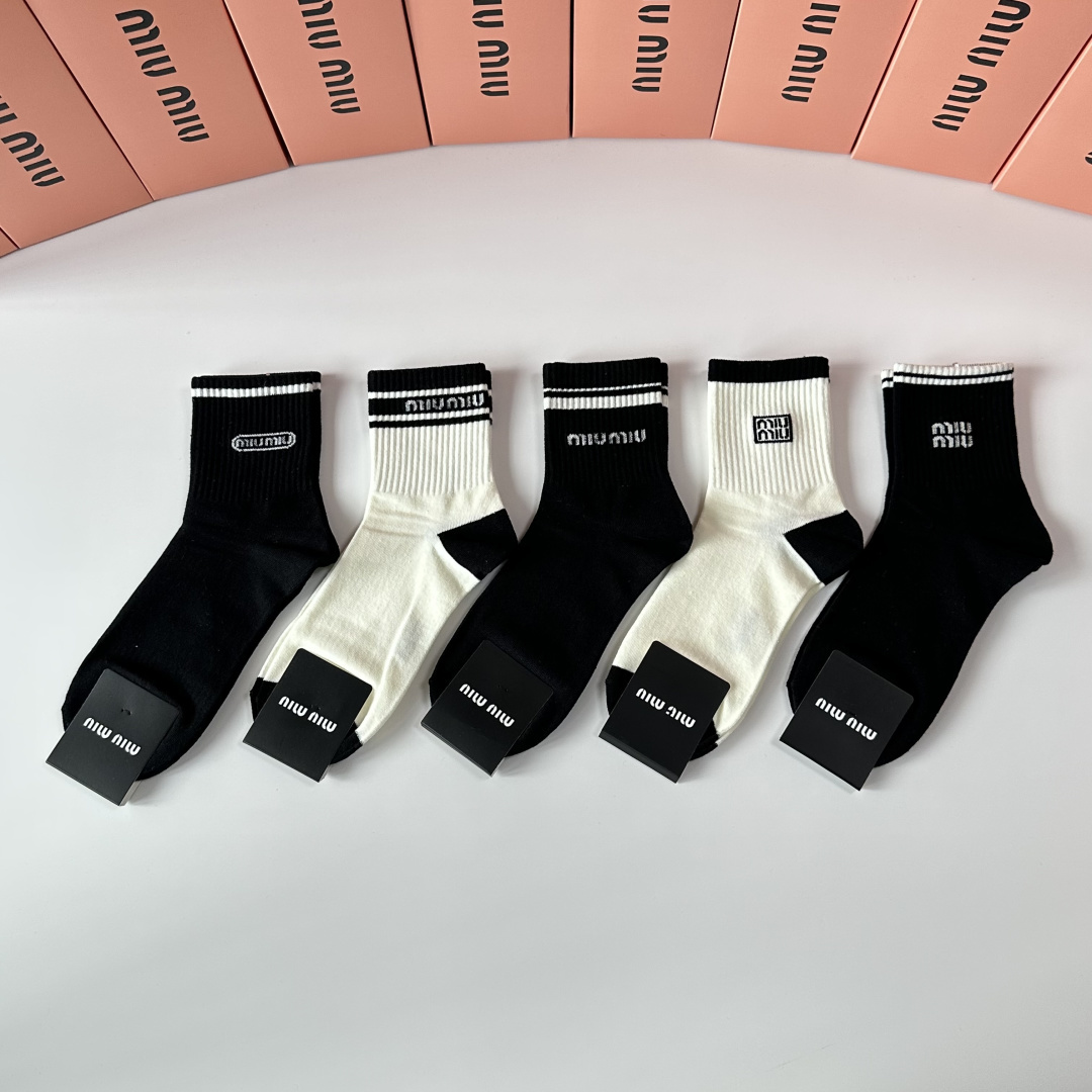 NO:618380,Special packaging MiuMiu's new mid-length pile socks!  Five pairs in a box, counter-synchronized tube socks, big brands out on the street, fashionable people must-have super matching socks stockings, socks, miumiu, socks19860909特 配包装 MiuMiu（缪缪）新款中长款堆堆袜袜子！一盒五双, 专柜同步筒款袜子,大牌出街,潮人必备超好搭袜子丝袜,袜子,miumiu,socks,accessory