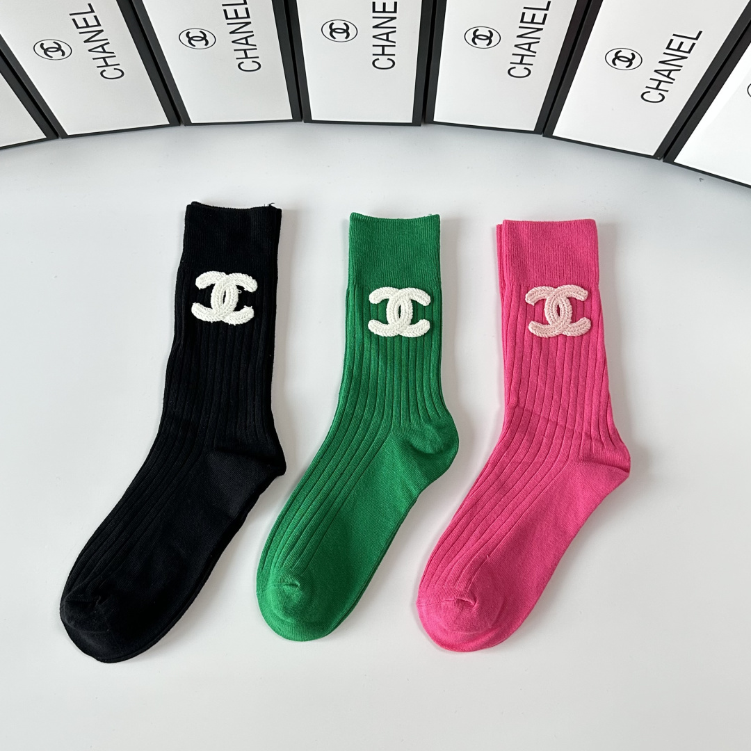 NO:618273,Special packaging Chanel (Chanel) new classic mid-length jewelry socks piles of socks!  Three pairs in a box, synchronized tube socks in the counter, big brands out on the street, a must-have for fashionistas, super easy to match. Socks, silk stockings, socks, chanel, chanel, socks19860909特配包装 Chanel（香奈儿）新款经典中长款饰品袜堆堆袜袜子！一盒三双, 专柜同步筒款袜子,大牌出街,潮人必备超好搭.袜子丝袜,袜子,chanel,chanel,socks,accessory