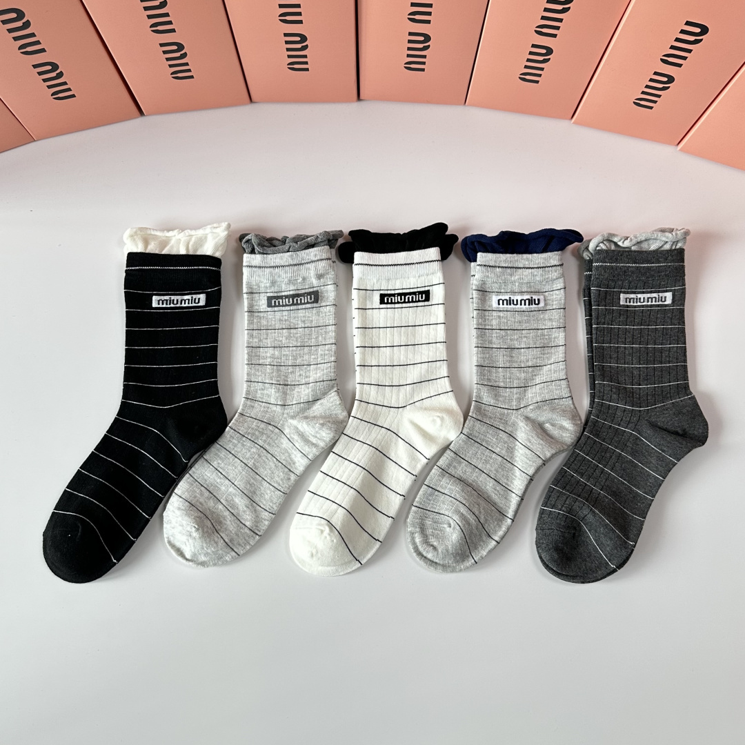 NO:618294,Special packaging MiuMiu's new mid-length pile socks!  Five pairs in a box, counter-synchronized tube socks, big brands out on the street, fashionable people must-have super matching socks stockings, socks, miumiu, socks19860909特 配包装 MiuMiu（缪缪）新款中长款堆堆袜袜子！一盒五双, 专柜同步筒款袜子,大牌出街,潮人必备超好搭袜子丝袜,袜子,miumiu,socks,accessory