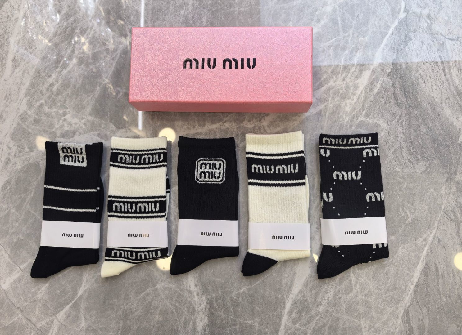 NO:618300,Specially equipped with counter packaging MiuMiu's new mid-length pile socks!  Five pairs in a box, synchronized tube socks at the counter, big brands going out on the street, must-have socks for fashionable people, stockings, socks, miumiu, socks19860909特 配专柜包装 MiuMiu（缪缪）新款中长款堆堆袜袜子！一盒五双,专柜同步筒袜袜子,大牌出街,潮人必备超好搭袜子丝袜,袜子,miumiu,socks,accessory